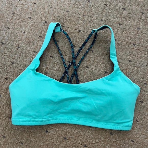 Lululemon free to be bra in two-toned green size 4 - Picture 2 of 5
